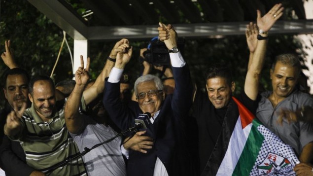 Abbas greets ex-inmates, released under deal to resume peace talks, and vows to liberate all prisoners from Israeli jails