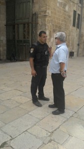 Gershon Baskin and Police on al-Haram al-Quds al-Šarf (Noble Sanctuary of Jerusalem) / Har HaBayit (Temple Mount)