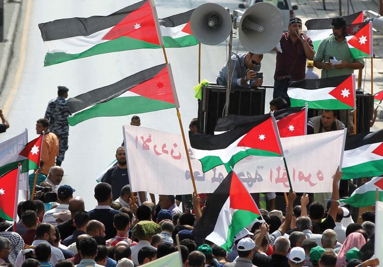 PROTESTERS IN Jordan hold Jordanian and Palestinian flags as they march in protest against Israel..(Photo by: REUTERS)