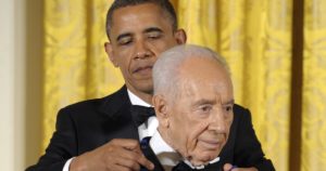 U.S. President Barack Obama presented Israeli President Shimon Peres with the Medal of Freedom