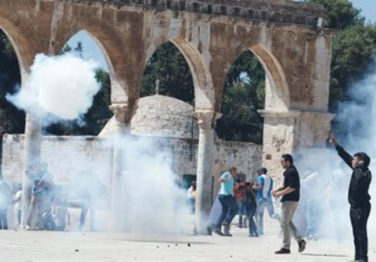 Palestinian protesters on Temple Mount 370. (photo credit:Ammar Awad/Reuters)