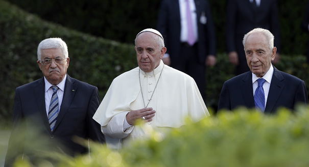 Pope Francis is flanked by Israel's President Shimon Peres (right) and Palestinian President Mahmoud Abbaas