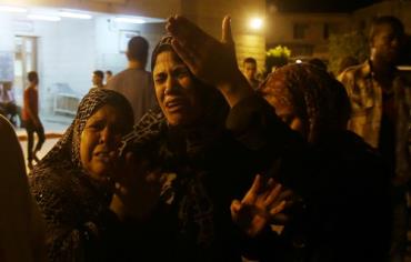 Women mourn after an Israeli air strike killed two Palestinian militants, at a hospital morgue in the central Gaza Strip July 6, 2014. Photo: REUTERS